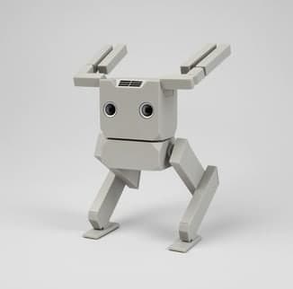 Grey robot model with a boxy head, antlers, and long bent legs.